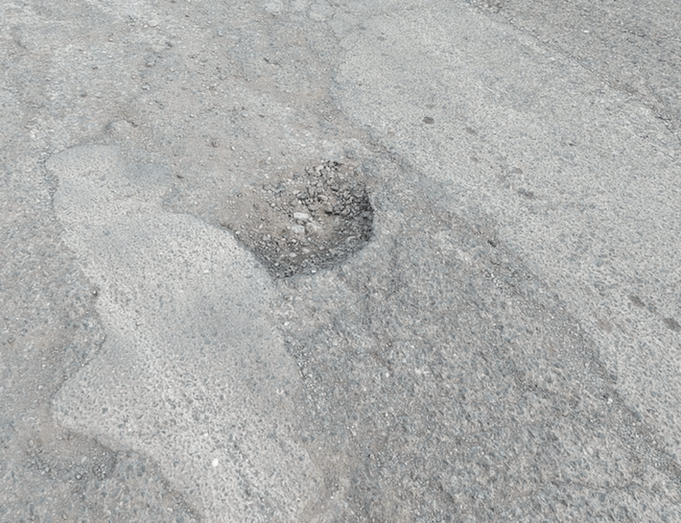 Uno de los baches de la calle Martínez de la Rosa (Foto TA)